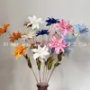 Nueva simulación de flores de 3 cabezas, pequeño lirio, fondo de auditorio de boda, mesa de hotel suave, flores falsas colocadas
