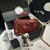 Bolso tipo caja de piel de oveja con etiqueta dorada clásica, bolso versátil y de moda para hombro/cruzado, bolso de mano para mujeres maduras