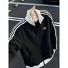 Colección de primavera para hombre: Sudadera de bloques de color, cuello alto, abierta al frente con un diseño de rayas verticales texturizadas, ofreciendo un estilo de chaqueta deportivo y holgado