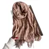Bufanda Cálida de Moda Retro a Cuadros Europeos y Americanos para Otoño e Invierno para Hombres y Mujeres, Bufanda Versátil con Borlas de Imitación Cachemir para Viajes