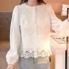 Blusa de Encaje Blanco con Flores Francesas, Cuello Redondo y Botones de Perla para Mujer, Nueva de Verano 2025, Dulce, Chic que Reduce la Edad