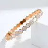 Popularidad Transfronteriza Personalidad Estilo Europeo y Americano Joyería de Mano de Lujo Ligero Nicho para Mujer Sensación de Alta Gama Diseño Incrustado con Pedrería Elegante Pulsera de Acero de Titanio
