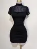 Vestido Sexy e Estiloso de Gola Meia-Alta com Patchwork de Renda e Mangas Curtas + Design Franzido que Molda o Quadril, Roupa Perfeita para uma Garota Confiante