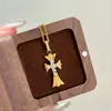 Colar de Cruz com Diamantes de Alta Moda Leve Luxo Usado em Camadas Fecho Dourado Estilo Antigo Corrente Curta para Clavícula Pingente de Zircônia para Mulheres