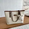 Bolsa tote de patchwork de linho estilo universitário europeu e americano de comércio exterior com pingente de pelúcia fofo, bolsa de ombro, bolsa tote elegante