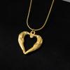 Collar con colgante de marco encantador con patrón irregular hueco de acero de titanio, temperamento femenino, diseño de personalidad que combina con todo, estilo frío