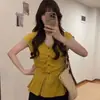 Design Novo de Verão Blusa Fina Plissada com Babados Decote V Mangas Morcego Top Justo com Botões