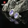 Novo anel de ágata translúcida cor de jade e violeta com uma nova cravação estilo chinês e um pequeno cabochão de ágata em formato de pomba