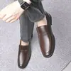 Zapatos de hombre marca Dragonfly modelo nuevo 2026 piel suave antideslizantes estilo chino nuevo suela suave versátiles casual de negocios zapatos de papá para hombre