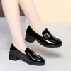Sapatos de Couro Femininos para Dropshipping Mocassins de Couro Macio Corte Profundo Peça Única Sapatos de Duas Vias para Primavera e Outono Sapatos Pretos para Mães de Meia-Idade Sola Macia
