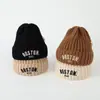Conjunto quente de chapéu com proteção para as orelhas para bebês no outono e inverno, chapéu de tricô bordado para meninos e meninas, chapéu de lã para crianças, chapéu infantil à prova de frio