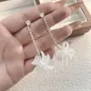 Pingente Simples de Resina Branca de Hortênsia com Brincos Cravejados de Diamantes, Design de Nicho, Brincos Versáteis de Alta Qualidade com uma Vibração Elegante e Única