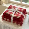 Estilo minimalista, gasa de doble capa Clase A, juego de ropa de cama a cuadros rojos de cuatro piezas, incluye sábana bajera, suave y transpirable, adecuado para dormitorios de estudiantes, juego de tres piezas