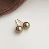 Pendientes de Botón Redondos de Perla de Vidrio Marrón Moca Retro Francés Populares Elegantes Simples con un Toque Moderno y de Alta Gama