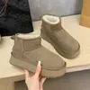 Sapatos de pão com sola grossa, forrados com fleece, espessos, sapatos de algodão versáteis para mulheres, novo estilo de inverno 2026, antiderrapantes, quentes, botas de neve para o Nordeste