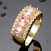 Anillo de banda ancha con bloqueo de color rosa dulce y blanco transfronterizo, completamente incrustado con zircón rosa ovalado