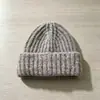 Gorro de Punto para Mujer 2026 Nuevo Estilo Invierno, Gorro con Letras, Adelgazante Facial, Versátil, Casual, Protección para los Oídos, Cálido y Resistente al Frío