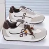 Sapatos de Treinamento Moral Aumentadores de Altura em Couro Macio Feios-Fofos para Mulheres Outono 2025 com Solado Grosso Versátil Moda Cadarço com Contas Tênis Casual Esportivo para Mulheres