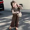 Conjunto Feminino Roupas de Outono 2026 Primavera e Outono Novo Estiloso Versão Coreana Moda Bebê Menina Colete de Couro Casual Conjunto de Três Peças