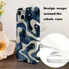 Funda de teléfono abstracta de camuflaje fluido azul y blanco minimalista estilo coreano para iPhone 18 Pro, con un diseño artístico único y una carcasa dura de cobertura total