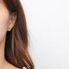Pendientes de acero inoxidable sencillos y versátiles de moda europea y americana, accesorios de lujo ligeros, pendientes de acero de titanio de alta gama con temperamento de nicho.