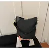 Bolsa pequena vintage de alta qualidade transfronteiriça para mulheres, nova bolsa transversal popular outono e inverno 2026, bolsa tipo balde estilosa de nicho