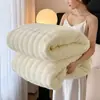 Manta de Veludo Leite para Comércio Exterior, Manta Espessa de Flanela para Soneca no Escritório, Manta de Ar Condicionado, Manta de Presente, Fornecimento Direto do Fabricante