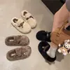 Pantuflas peludas de suela gruesa para mujer, nuevo estilo otoño/invierno 2026, para usar en exteriores, diseño de media zapatilla cerrada, forradas de felpa para abrigar, pantuflas de algodón de moda para interiores