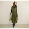 Vestido sin mangas de estilo japonés para otoño e invierno, corte holgado, con bolsillos, color liso, versátil y elegante, cuello en V, vestido largo para usar en capas