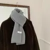 Atacado em estoque do fabricante: cachecóis de tricô unissex de inverno, cachecóis quentes e estilosos para casais, aquecedores de pescoço versáteis de cor sólida