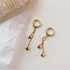 Pendientes pequeños y sencillos de perla hueca de plata s925 para mujer, pendientes sencillos y exquisitos avanzados, accesorios de moda de nicho que combinan con todo.