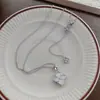 Colar de Trevo de Quatro Folhas com Mãe de Pérola Branca em Relevo Estilo Palácio Retrô em Prata de Lei S925 para Mulheres, Corrente de Clavícula de Alto Padrão, Elegante e Exquisite