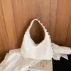 Bolsa de ombro grande com tachas para mulheres, novo estilo coreano 2026, bolsa de axila casual e moderna para saídas diárias