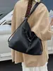 Mochila Retro da Moda para Mulheres, Novo Modelo Outono/Inverno 2026, Bolsa de Ombro/Transversal Versátil para o Dia a Dia, Bolsa Tote Multiuso