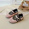 Zapatos Mary Jane de Cuero para Niñas 2026 Primavera Nuevos Zapatos Blancos Estilo Ballet Infantil Zapatos Deportivos Alemanes de Entrenamiento Planos de Suela Baja