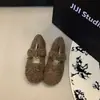 Zapatos peludos redondos y blancos dulces para mujer, perfectos para usar al aire libre en invierno, con forro de felpa añadido para abrigar y una cómoda suela de algodón.