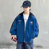 Nueva colección de otoño y primavera: Chamarra con capucha color block de moda para niños, con letras grandes en la espalda, un estilo casual y cierre de cremallera