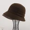 Sombrero de pescador retro marrón estilo japonés para otoño e invierno para mujer, modelo nuevo que hace que la cara se vea más pequeña, sombrero tipo cubo versátil para cabezas grandes, sombrero de artista de moda