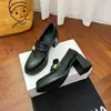 Zapatos Franceses Pequeños de Tacón Alto, Mocasines que Aumentan la Altura para Mujer, Nuevos Zapatos Pequeños de Cuero Estilo Británico Marrones con Tacón Grueso para Otoño e Invierno 2025
