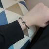 Pulseira Aberta Vintage com Números Romanos em Prata Tailandesa com Design Hip-Hop Torcido, Pulseira Pingente para Mulheres, Luxo Leve com um Toque de Alto Padrão