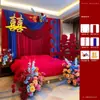 Decoración de Habitación de Boda con un Estilo Chino de Alta Gama, Cortinas de Colores Contrastantes Rojo y Azul, Pared del Fondo de la Cabecera con el Carácter de Doble Felicidad, Habitación de la Novia