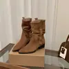 Outono/Inverno 2026 Novas Botas Western de Pelúcia Empilhadas Femininas Salto Bloco Bico Fino Fivela de Couro Botas Retro de Cano Médio Sapatos Únicos Emagrecedores