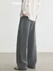 Además, la colección de otoño de 2026 presenta pantalones de pierna ancha, de color liso y con doble pliegue para hombre, que ofrecen una caída fluida, resistencia a las arrugas, un ajuste relajado y un diseño de pierna recta adecuado para el trabajo y los desplazamientos.