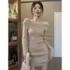 Vestido ombro a ombro estilo francês, puro e sedutor, novo modelo de início de outono, justo ao corpo, acinturado, emagrecedor, de malha, bodycon, vestido curto com mangas compridas