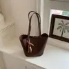 Bolsa de balde casual retrô de cor sólida de grande capacidade transfronteiriça, novo modelo de verão 2026, bolsa de ombro elegante de alta moda para o dia a dia