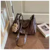 Bolsa grande retrô de couro macio de alta qualidade para o dia a dia feminina 2026 nova elegante versão coreana simples bolsa de ombro única transversal tote
