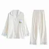 Pijama feminino plus size para primavera e outono, com bordado de algodão em padrão de nuvens, acabamento em renda, estampa de dachshund, estilo de colarinho com abertura frontal e corte solto, adequado para usar tanto em ambientes internos quanto externos.
