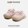 Nueva colección de otoño de zapatos para caminar antideslizantes y de suela blanda para bebés, adecuados para niños y niñas de 0 a 1, 2, 3 años, zapatos funcionales para niños pequeños, diseñados para prevenir lesiones en los dedos del pie.