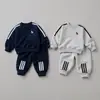 Novo Conjunto para Meninos 2026 Outono Novo Bebê Desenho Animado Roupa Esportiva Conjunto de Duas Peças Celebridade da Internet Crianças Pequenas e Médias Conjunto de Moletom