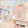 Mini Papelera de Dibujos Animados de Aspecto Elegante Cubo de Almacenamiento de Escritorio Papelera para Bolígrafos de Papelería con Forma de Casa Pequeña Cubo de Almacenamiento para Brochas de Maquillaje